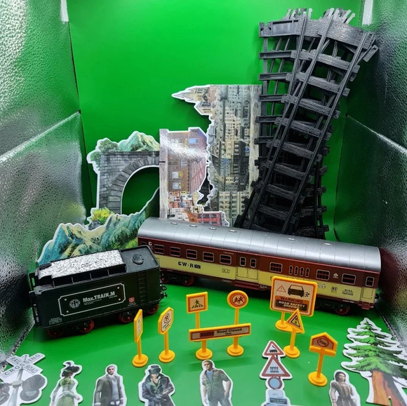 TEMI G1 Classical Locomotive Lot 2 Cars, Scenery, Tracks, People, Signs - Picture 2 of 6